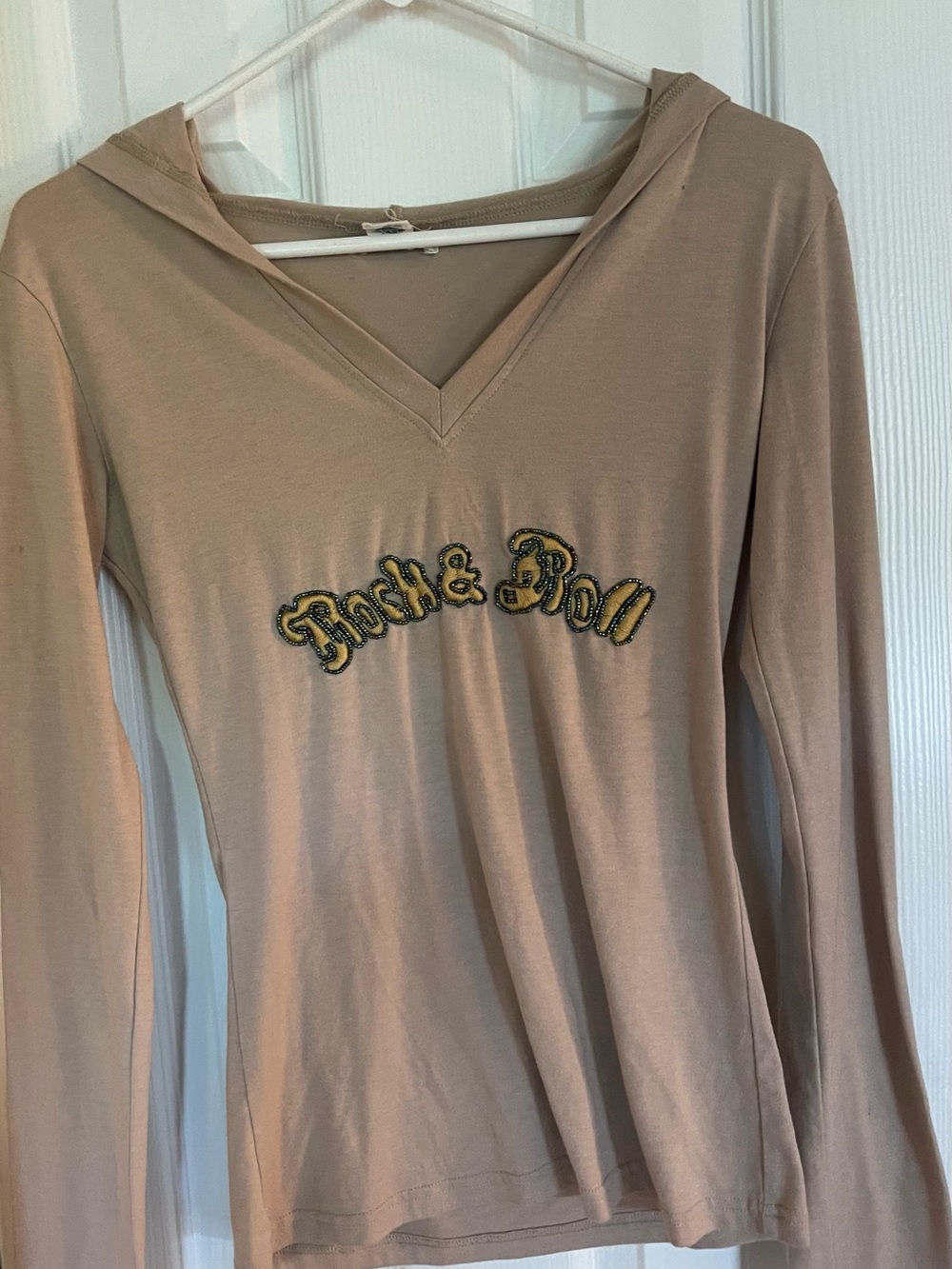 Source Unknown Beige V‑Neck Hooded Top with 'Rock & Roll' Embellish